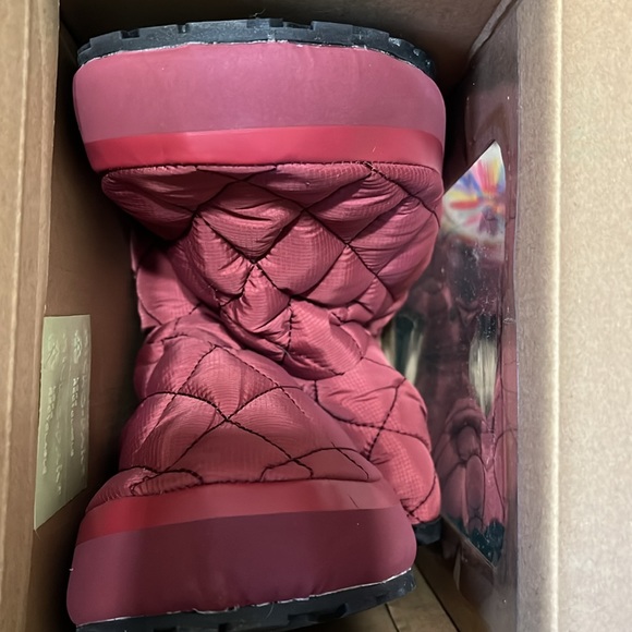 New in Box Kamik Puffy Quilted Mid Faux Fur Lined Rubber Sole Slip On Bootie - Picture 6 of 11